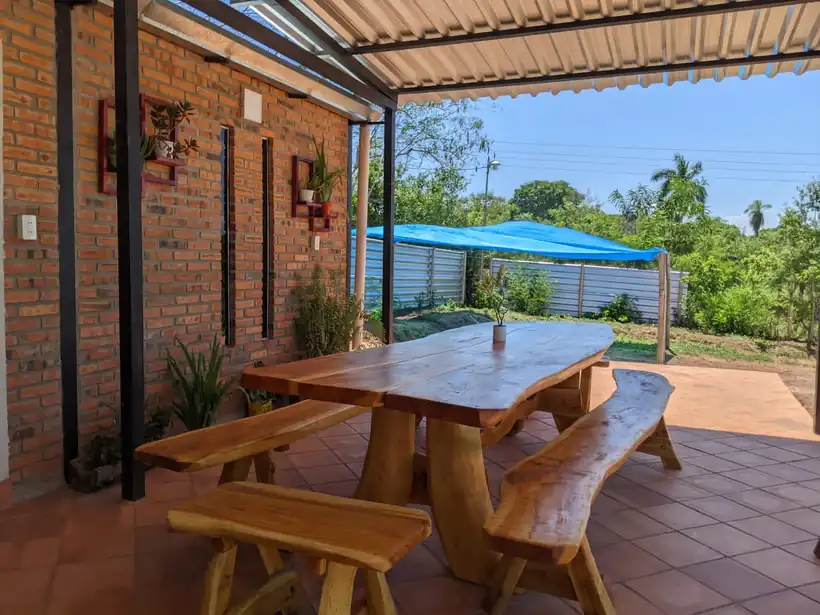 Quincho y mesa rústica - Majona Casa de Campo Ypacaraí
